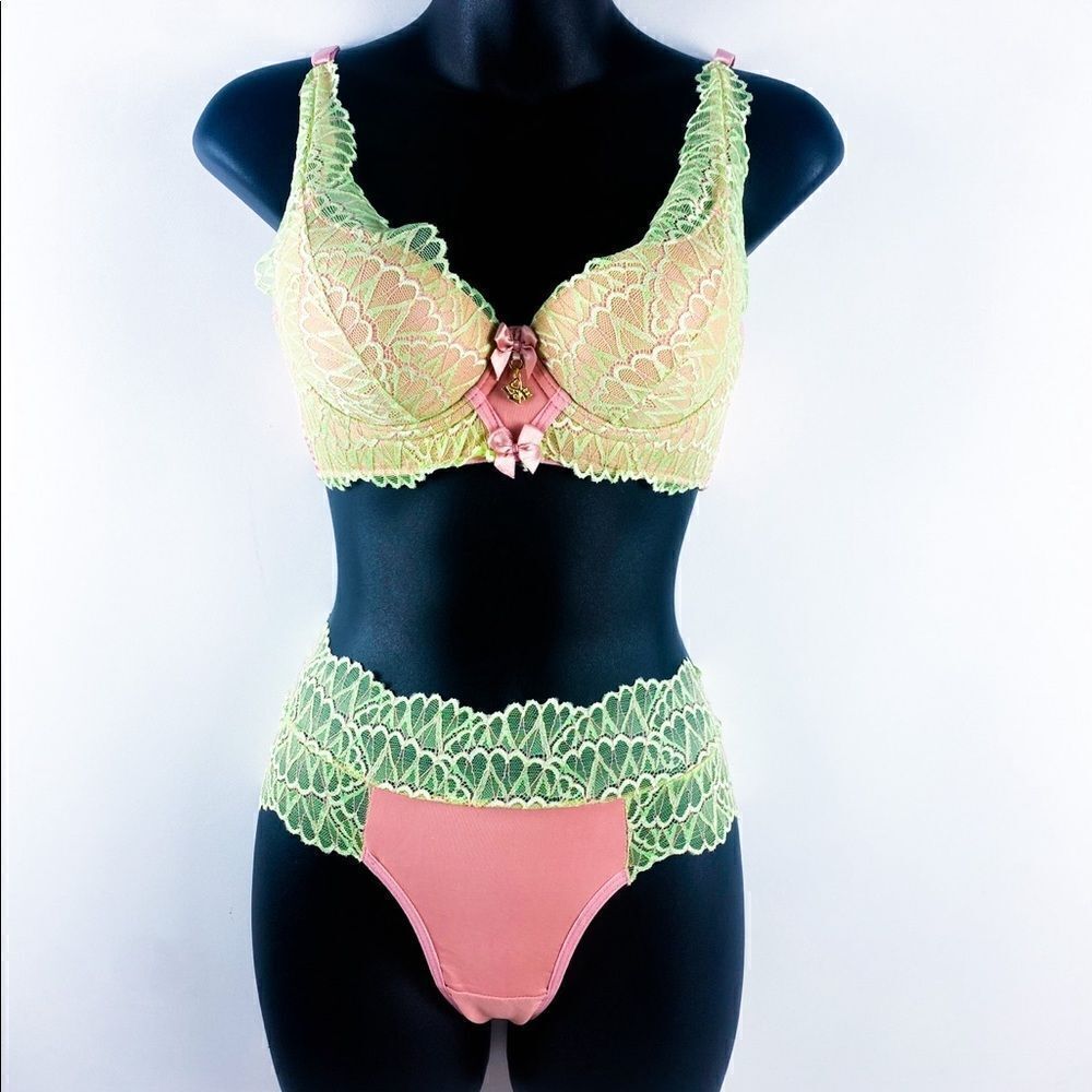 NWT Pretty Iconic Lingerie Set - Picture 2 of 5